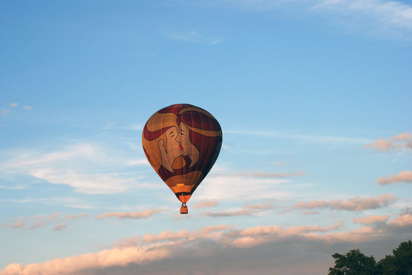 Hot air baloon travelling