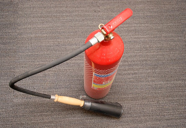 A stored-pressure fire extingu