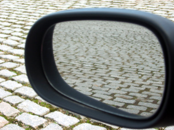Cobbled rear-view mirror