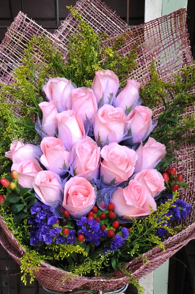 pink roses arrangement