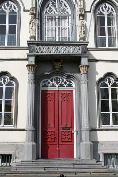 Red door: Front door of a house in Belgium.