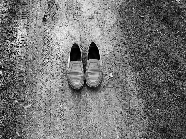 Traces / Old shoes on the path