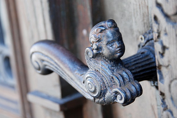 Door handle with angel