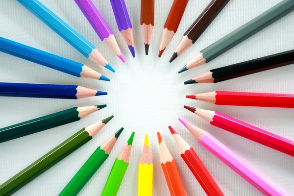 Crayon Circle: Circle of coloured crayon pencils