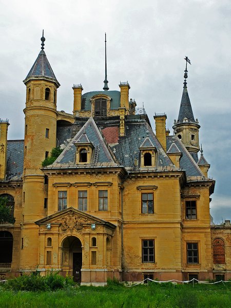 Haunted house: Ruined, haunted castle in Tura, Hungary