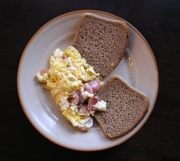 Scrambled eggs with bread