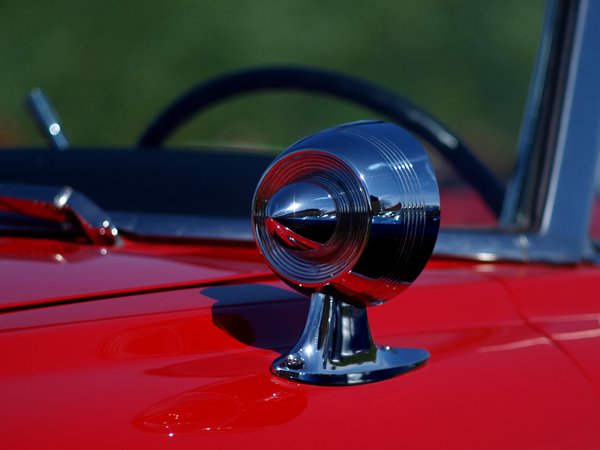 Classic Hood: The bonnet/hood form a classic sportscar.