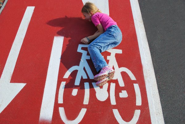 Kid plezier op de weg gemarkeerd fiets: 