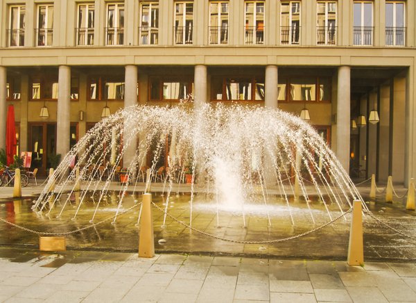 italian piazza fountain
