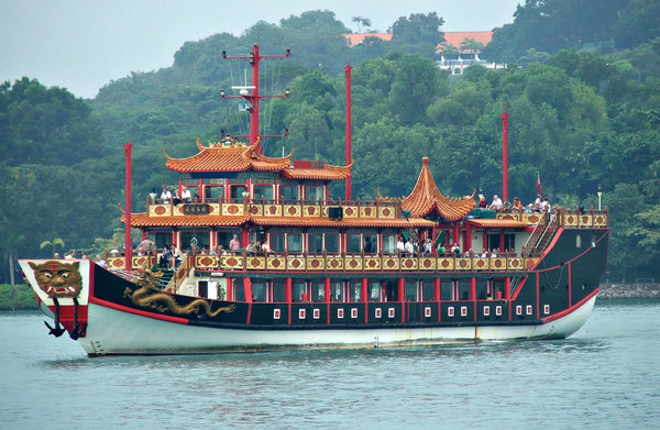 Chinese tourist war ship