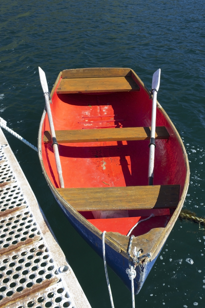 Rowing boat: A rowing boat tied to a jetty.