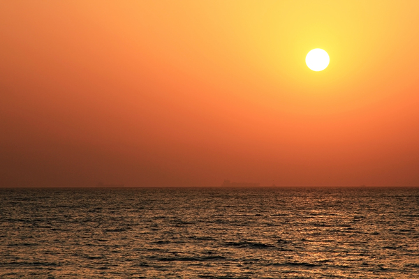 Salida del sol sobre el Golfo de Medio Oriente: 