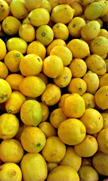 Lemons: Display of lemons in a supermarket