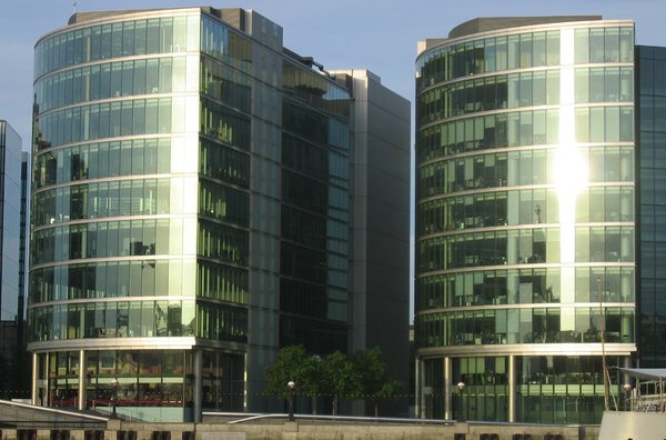 edificios de oficinas de vidrio de 2: 