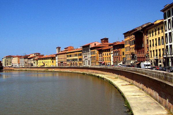 Pisa: River Arno in Pisa, Italia