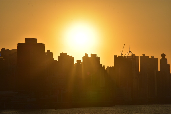 pôr do sol na cidade asiática: 