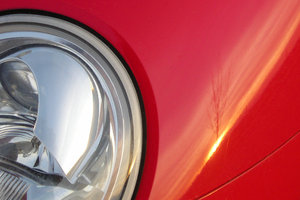 reflexión puesta del sol en el coche rojo f: 