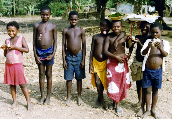Dzieci bawiące się w afrykańskim Villag: 