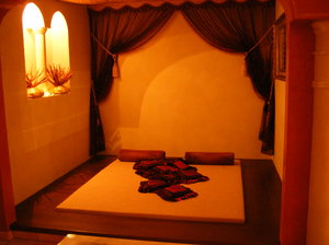 ARABIAN BEDROOM: Some kind of bedroom in a arabian style architecture