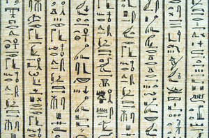 Alte ägyptische Schrift auf: 