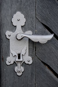 Fancy historical doorhandle: Device which enables a door  to be opened