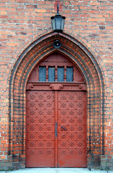 Neogothic porta da igreja: 