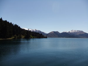 Blue Lakescape: Crystal clear water in Lake Wakatipu, New Zealand
