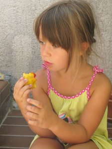 meisje eet perzik: 