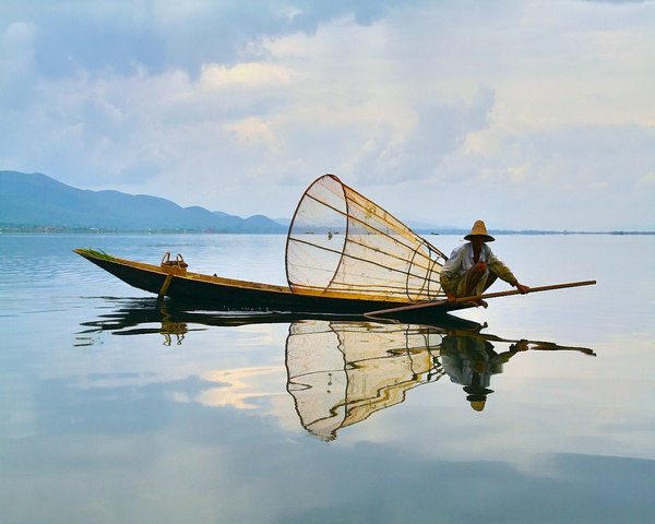 Fisherman at work: Inlay's traditional fisherman working in his boat.Try it as a wallpaper for your Windows desctop.