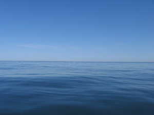 blauwe lucht blauw water: 