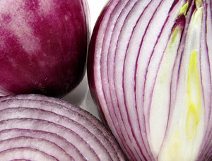 red onions2: shiny, juicy red/Spanish onions