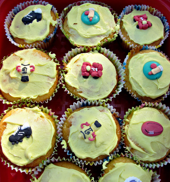 sporty cupcakes: iced fun birthday cupcakes