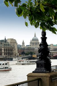 River Thames & St Pauls: View across the Thames from the southbank towards St Paul's Cathedral, London, Egland