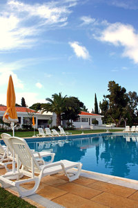 Holiday Resort: Swimming pool and sun chairs at a holiday resort (early morning)
