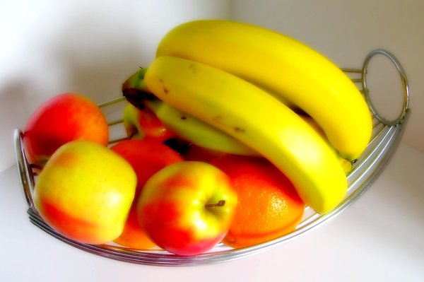 Fruit bowl: Succulent fruit in a fruit bowl.