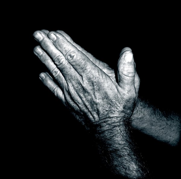 mains en prière - bichromie: 
