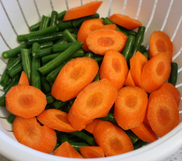 gesneden wortelen en sperziebonen: 
